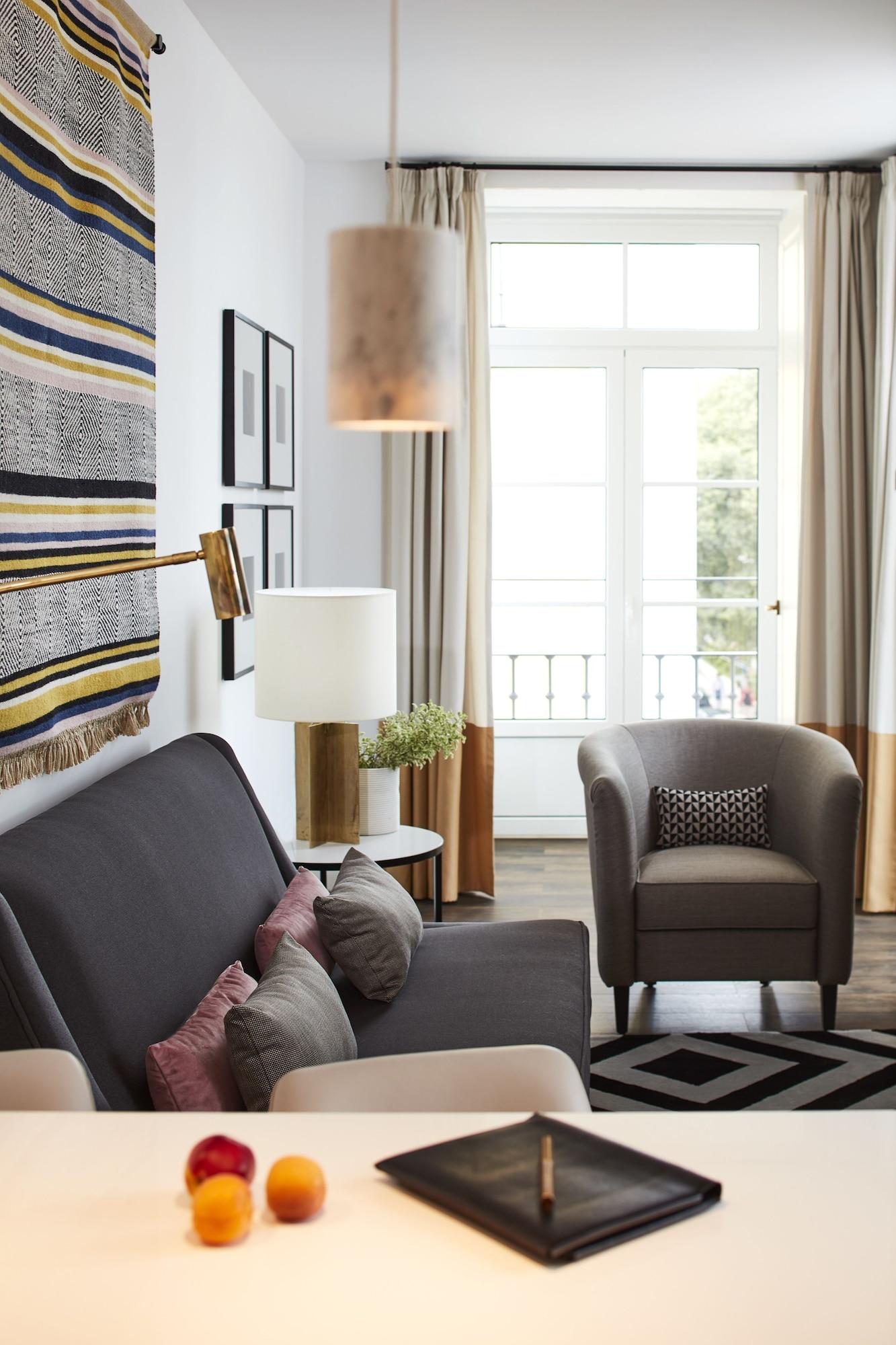 The Lumiares Hotel & Spa - Small Luxury Hotels Of The World Lisboa Eksteriør bilde A living room with a sofa, armchair, and floor lamp