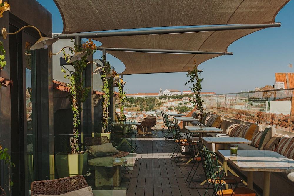 The Lumiares Hotel & Spa - Small Luxury Hotels Of The World Lisboa Eksteriør bilde The rooftop bar at the Hotel Sir Adam