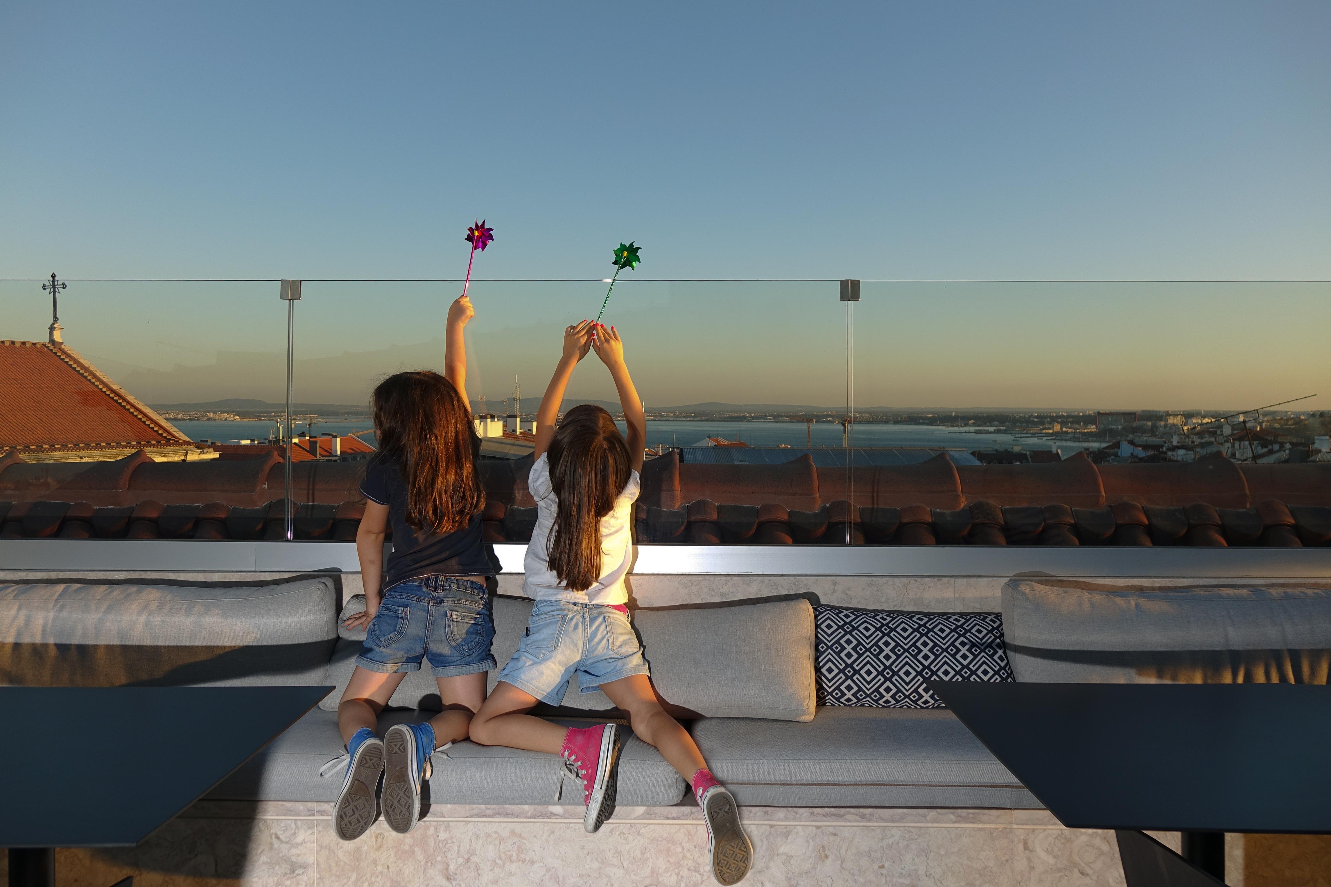 The Lumiares Hotel & Spa - Small Luxury Hotels Of The World Lisboa Eksteriør bilde Two girls playing with the yo-yo