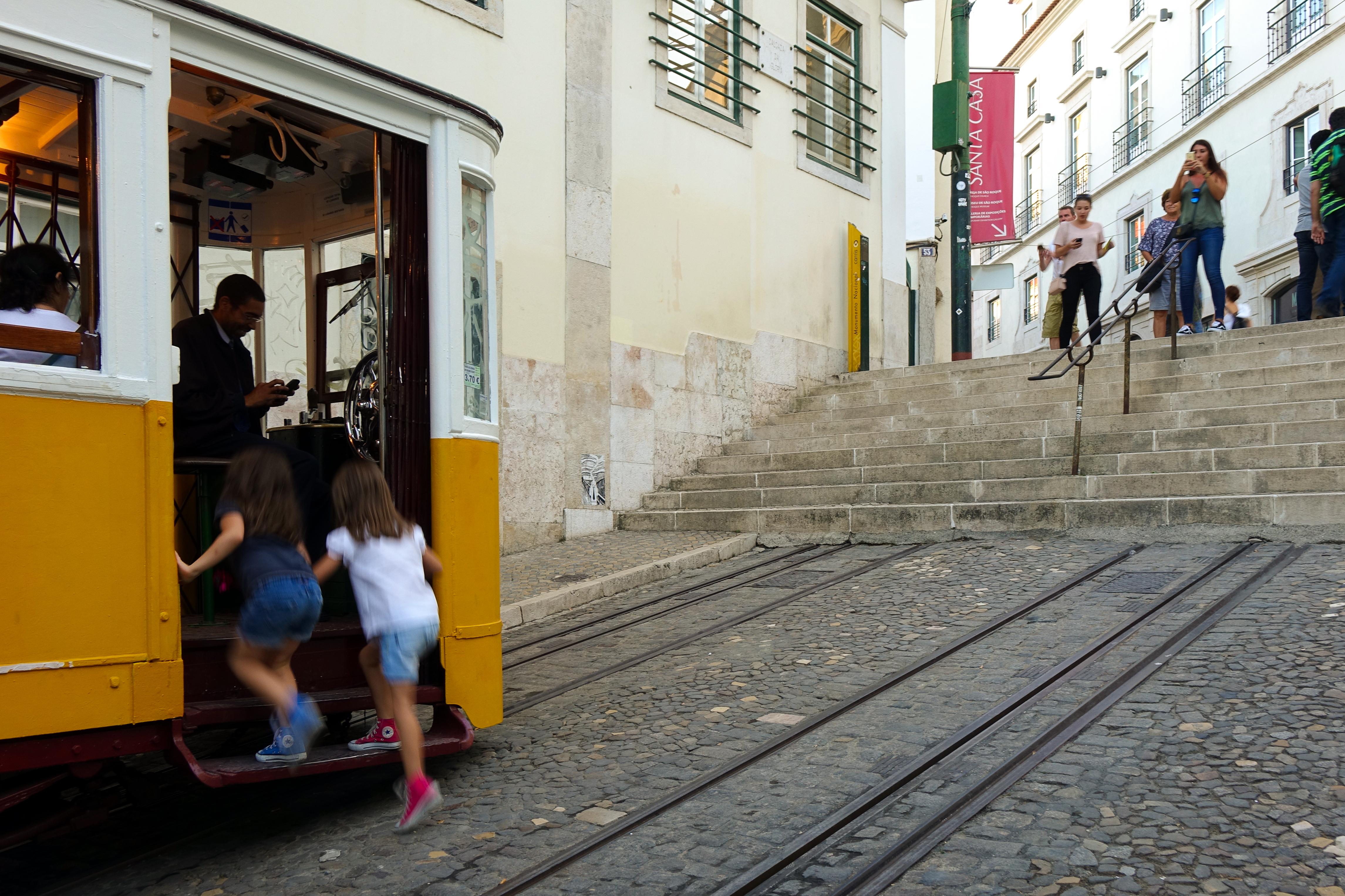 The Lumiares Hotel & Spa - Small Luxury Hotels Of The World Lisboa Eksteriør bilde The lower end of the street, with the tram